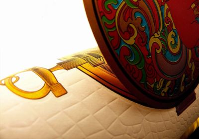 Materialschichtung, Prägung und Druck auf Goldfolie