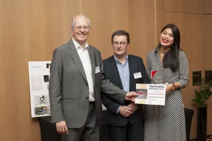 Le Groupe Autajon, représenté par Nola Thang, reçoit les prix aux Trophées de l'étiquette numérique 2019