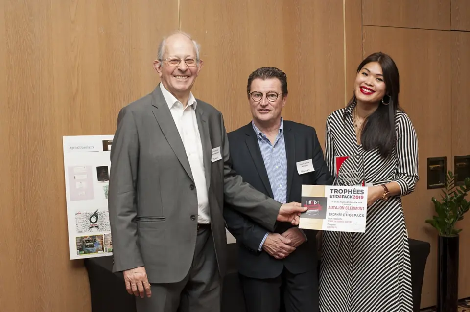 Le Groupe Autajon, représenté par Nola Thang, reçoit les prix aux Trophées de l'étiquette numérique 2019