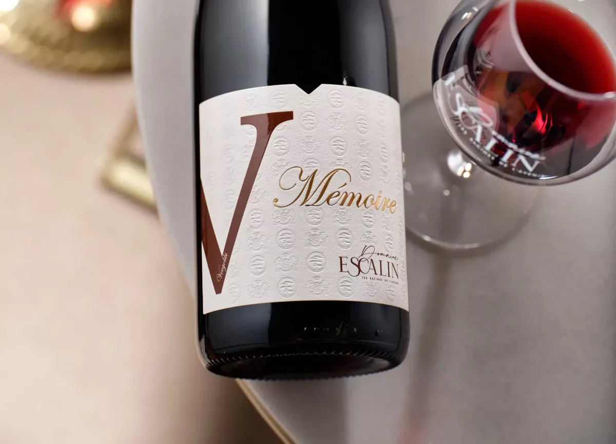 étiquette de vin avec foulage monogramme et dorurée