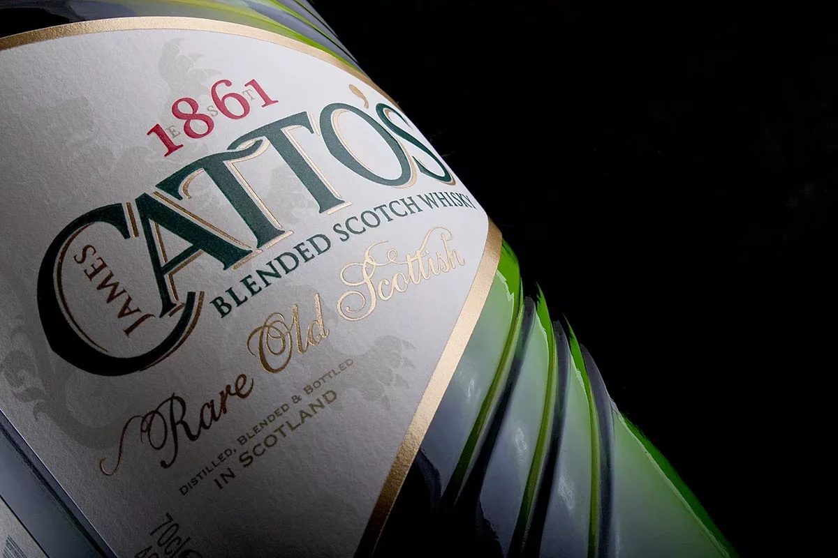 Étiquette d'une bouteille de spiritueux combinant dorure et design.