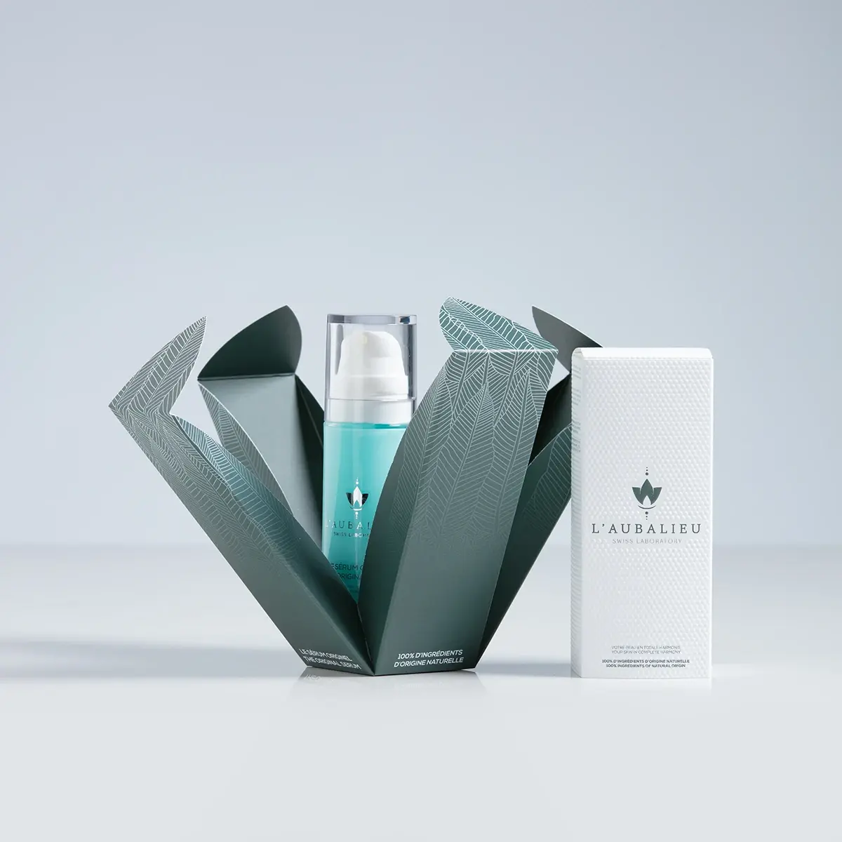 étui blanc et vert minimaliste corolles fourreau avec gaufrage sous forme de point. Packaging s'ouvrant des 4 côtés comme une fleur