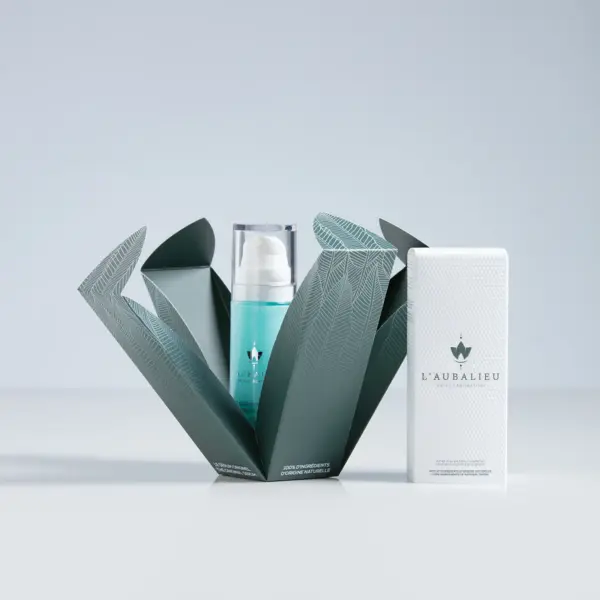étui blanc et vert minimaliste corolles fourreau avec gaufrage sous forme de point. Packaging s'ouvrant des 4 côtés comme une fleur