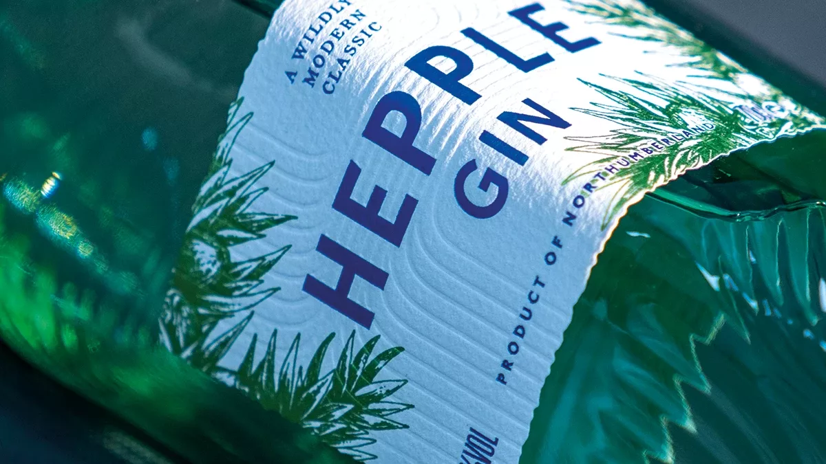 Étiquette de gin avec la technique de l'estampage