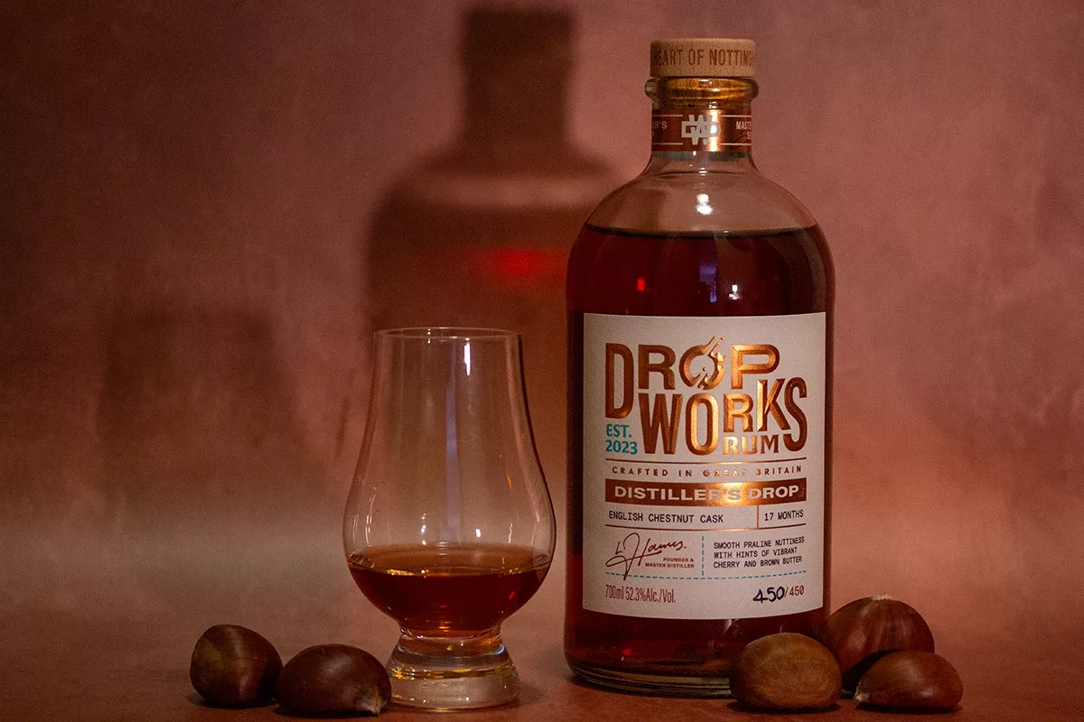 Étiquette de rhum combinant dorure et gaufrage, mise en scène dans un décor automnal