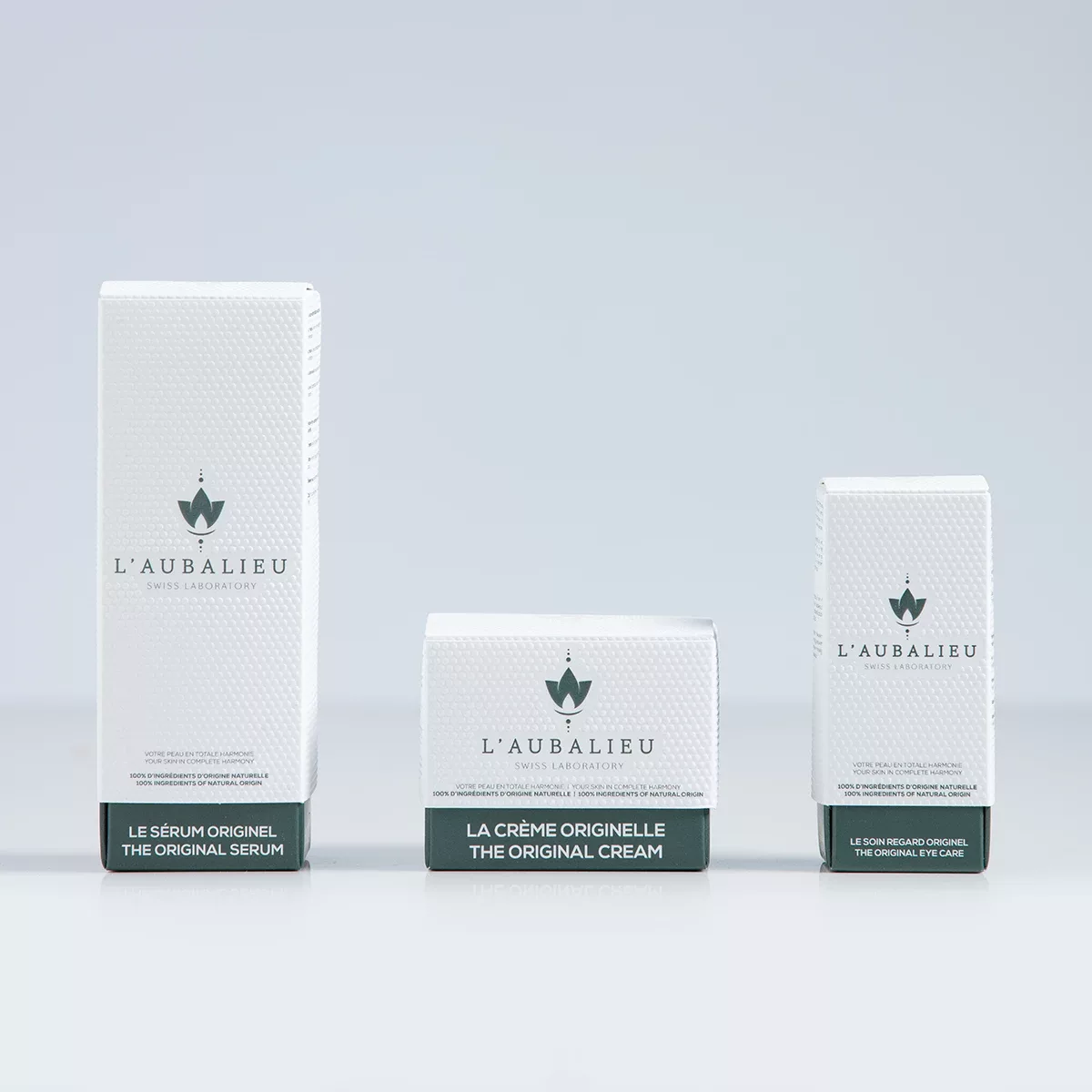 étui minimaliste corolles fourreau avec gaufrage sous forme de point. L'étui est blanc et vert