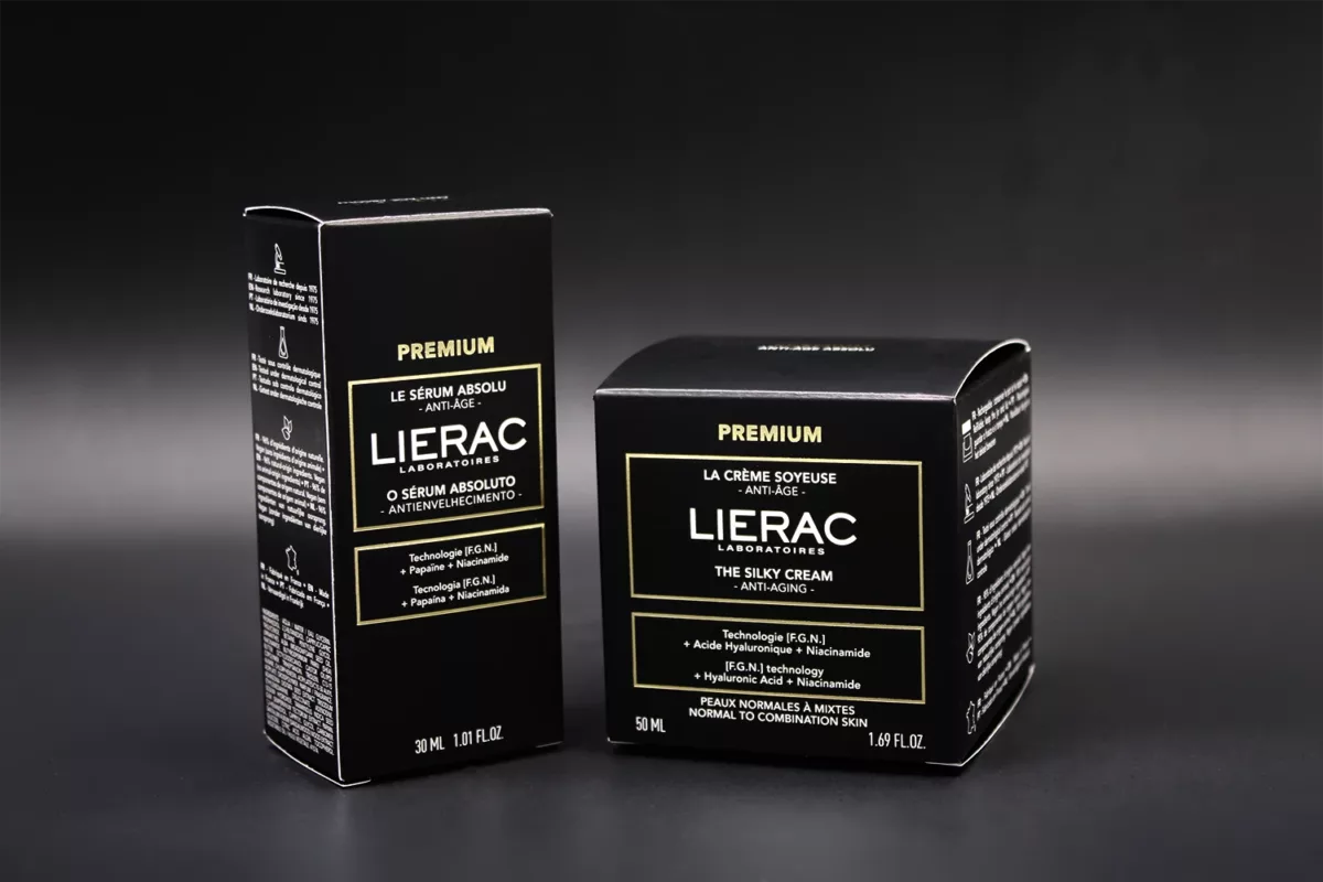 Étui cosmétique Lierac noir avec finitions dorées et impression intérieure réalisé par Autajon Packaging Belgium