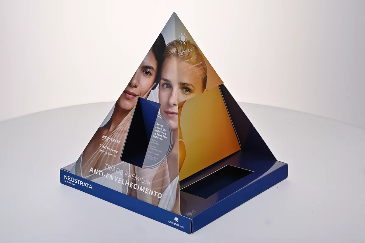 étuis avec forme de pyramide et une fenêtre