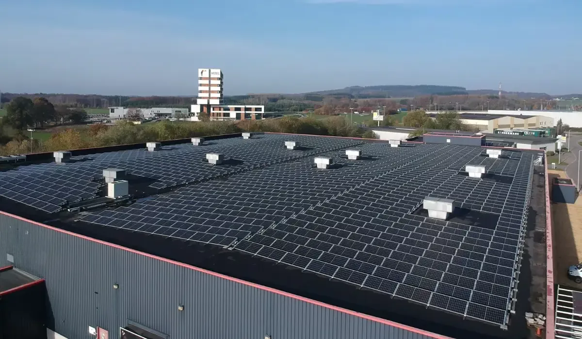 Panneau solaire sur une usine du Groupe Autajon