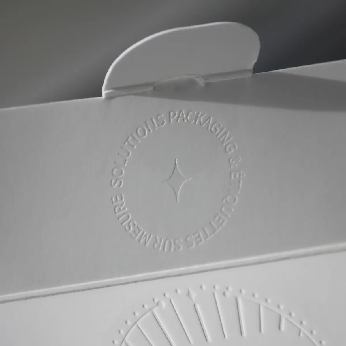 embellissement par estampage sur étui